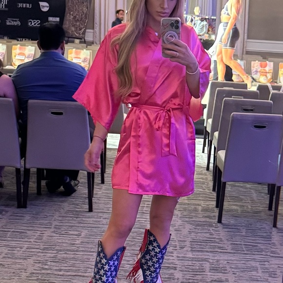 Vibrant Pink Satin robe - Picture 5 of 5